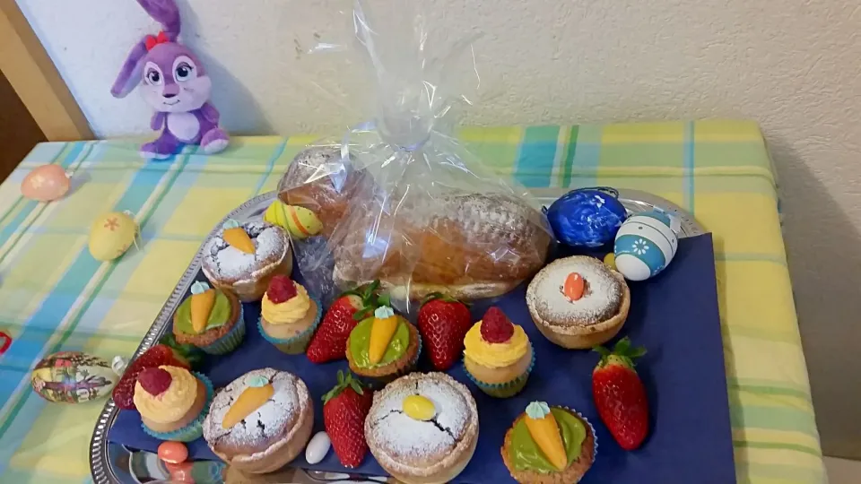 selfmade Easter plate:
🐰🐓🐣🐥🐤🐰🐇🐰
with sweet baked easter lamb, Swisd Osterchuechli, Swiss Mini Aargauer Rüebli kuchen / carrot - nut cake, Vanilla mini muffins, |Najeskaさん