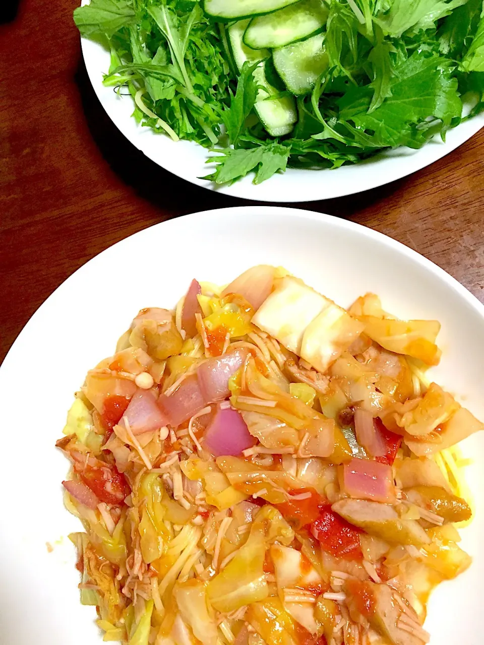 キャベツとアンチョビのトマト煮パスタ   サラダ|掛谷節子さん