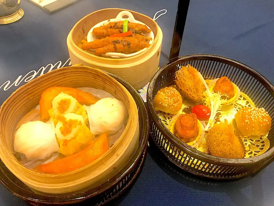 Snapdishの料理写真:Dim sum in the cage & steamed chicken feet in black bean sauce|Sky Blueさん