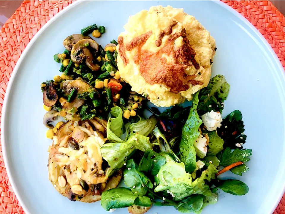 Egg soufflé, sliced roast potatoes with onions mushrooms and cheese, veggies and salad.|Sergio Lacuevaさん