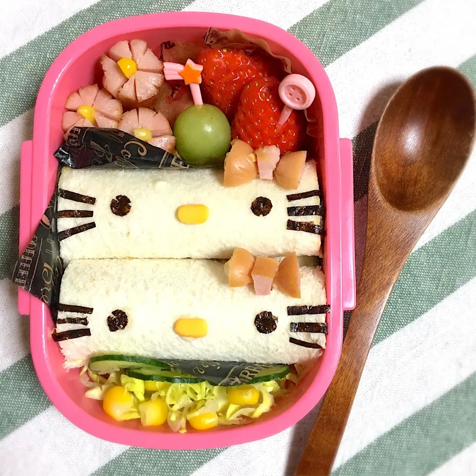 キティちゃん弁当   #キティちゃん弁当  #キティ  #キャラ弁  #サンドイッチ弁当 #サンドイッチ|おさつさん