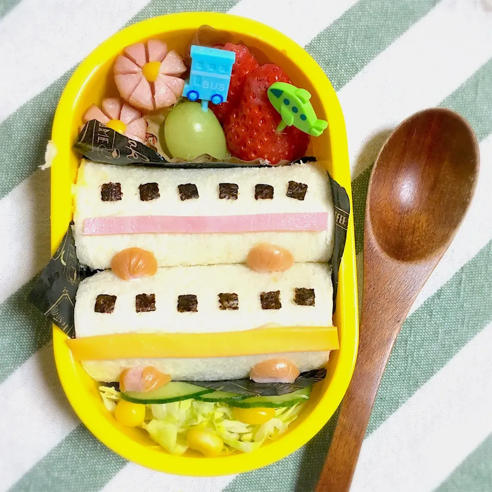 電車弁当☆ #キャラ弁  #電車 #電車弁当|おさつさん