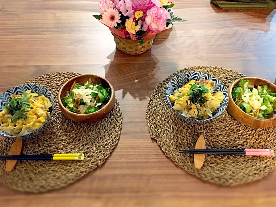 新居引っ越し初日バタバタご飯。豚軟骨の卵とじ丼、レタスと人参のアーモンドサラダ|ありかさん