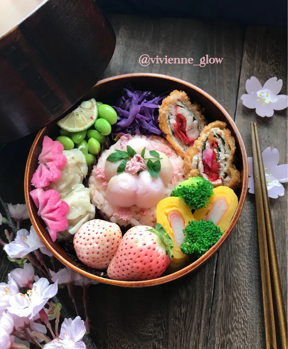 Snapdishの料理写真:桜の塩漬けごはん弁当|vivienne_glowさん