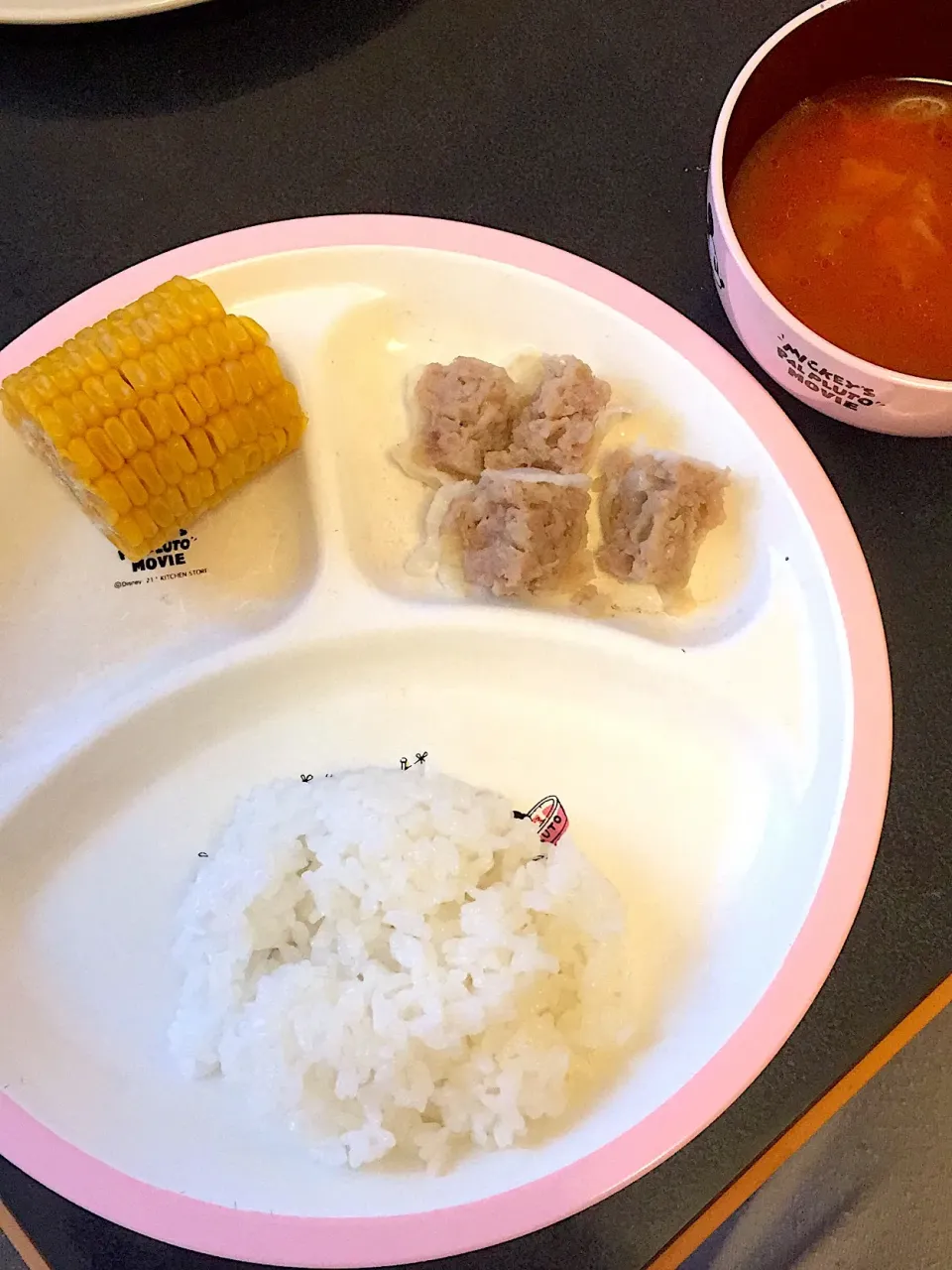 幼児食 夜
・ごはん
・シュウマイ
・茹でコーン
・ミネストローネ
・りんご|ぺろたんさん