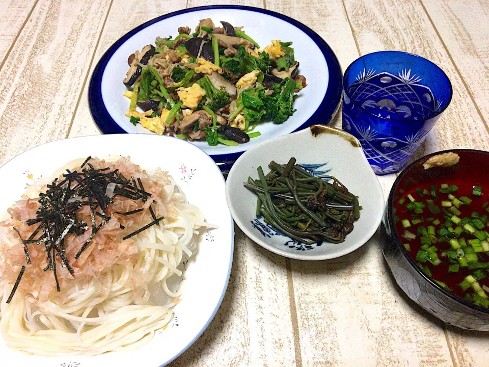 今日の男飯(๑>◡<๑)冷麦の大盛りと健康野菜炒め🥦♫|ひーちゃんさん