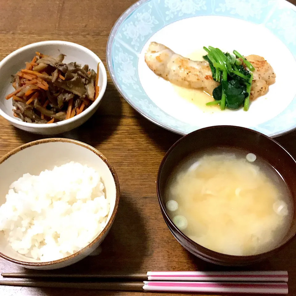 #土鍋ごはん 
 #タラのムニエル 
 #舞茸と人参のきんぴら 
 #大根と豆腐の味噌汁|まきさん