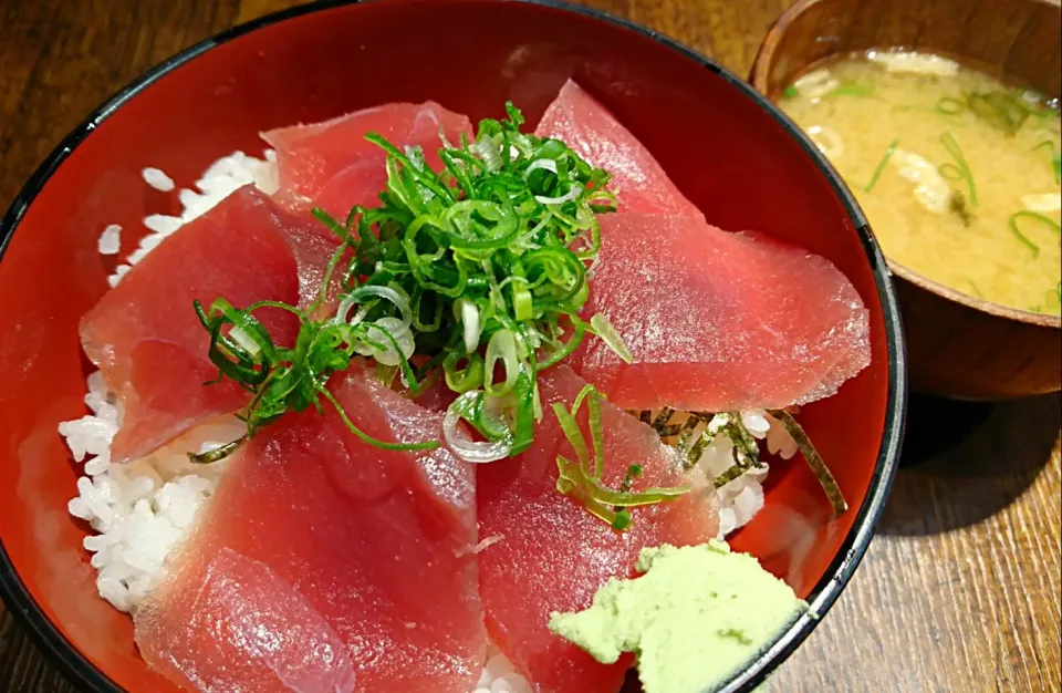 Snapdishの料理写真:生マグロ鉄火丼|哲さん