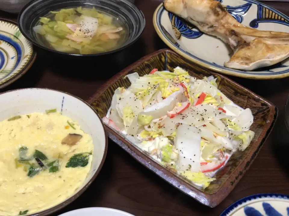 Snapdishの料理写真:4月2日晩ご飯。特大ブリカマちゃん、白菜サラダ、レンチン茶碗蒸し、白菜とベーコンのコンソメスープ。|あやさん