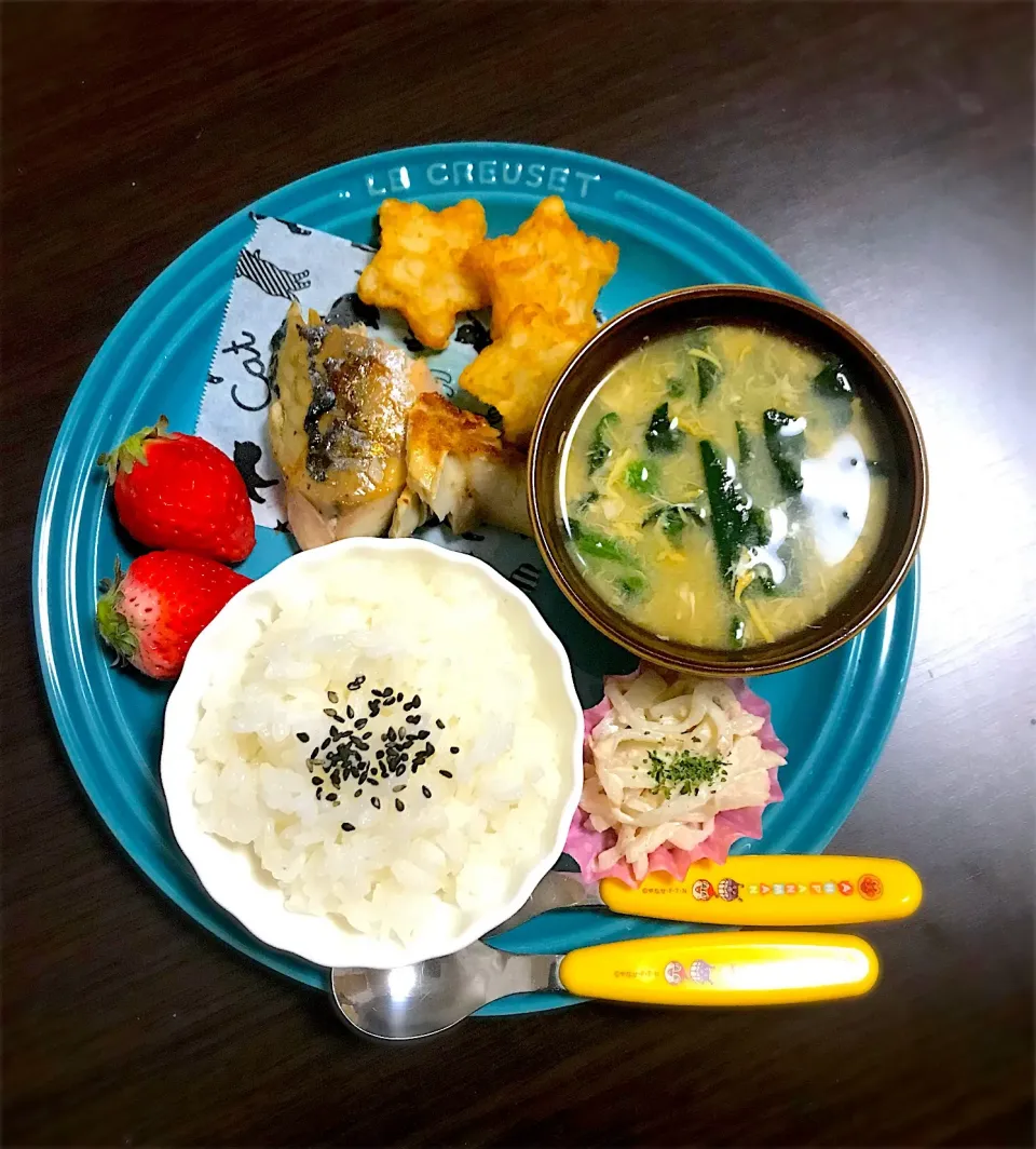 Snapdishの料理写真:4/2❁息子 夜ごはん⭐️
焼きサバ🐟
ごはん🍚
たまごと法蓮草のお味噌汁
大根ツナマヨサラダ
いちご🍓|つんさん