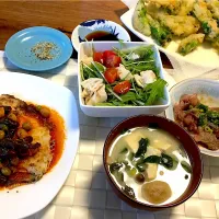 Snapdishの料理写真:カレイのトマト煮🐠
サラダ
味噌汁
さばの味噌漬け
蕾菜の天ぷら|ニーナさん