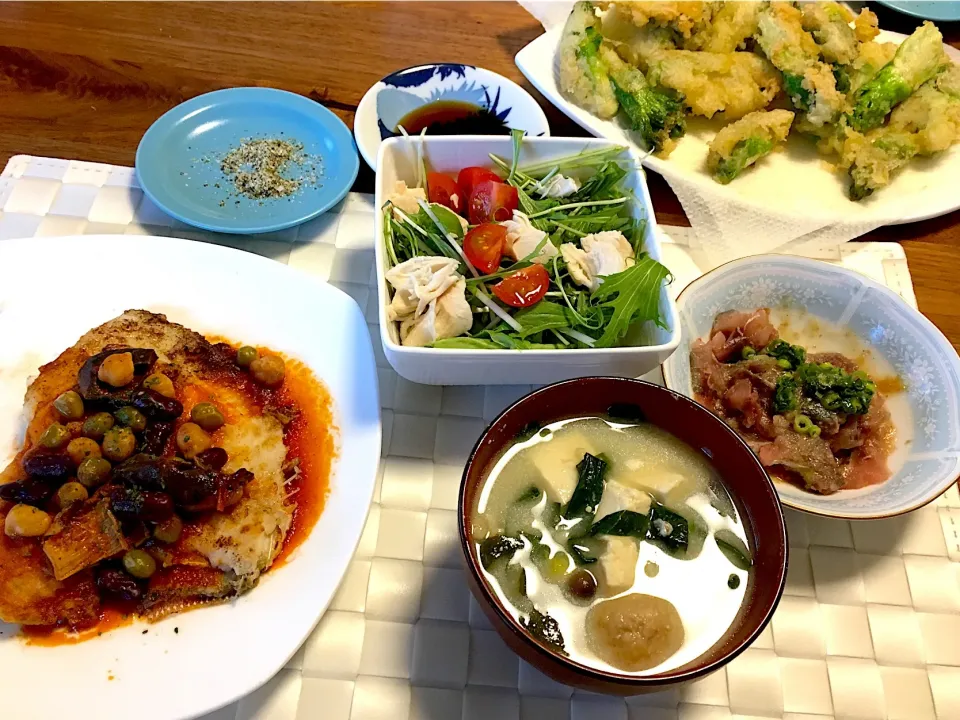 カレイのトマト煮🐠
サラダ
味噌汁
さばの味噌漬け
蕾菜の天ぷら|ニーナさん