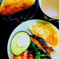 Snapdishの料理写真:#veggies  #lowcarbs  #egg  #baguette #avocado #salmon|Seagrapesさん