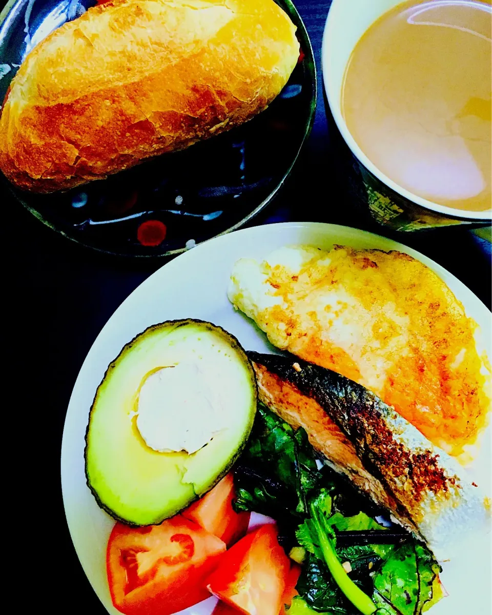 #veggies  #lowcarbs  #egg  #baguette #avocado #salmon|Seagrapesさん