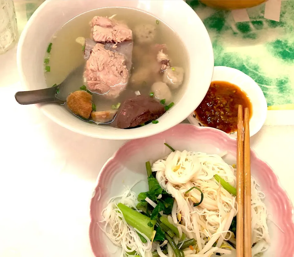 Rice noodle with very Oishi soup @ Koban Noodle Shop, Songkla city.|Chalinee Kalyanamitraさん