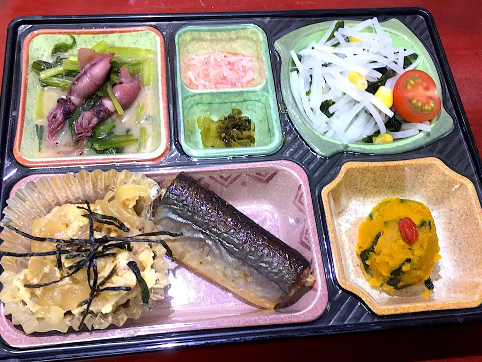 Snapdishの料理写真:秋刀魚の塩焼き 日替わり弁当 豊川市豊橋市一部エリア宅配|Naokazu Kuritaさん