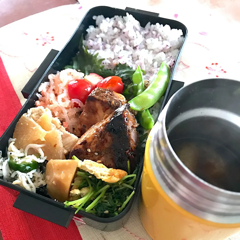 今日のお弁当🍱
ぶりのわさび醤油ソース弁当

4月からも頑張って
まいりましょう٩(^‿^)۶

朝晩は少し冷えそう
調節しながら
体調管理に気をつけて
今日も元気に
いってらっしゃい👋😊|mokoさん