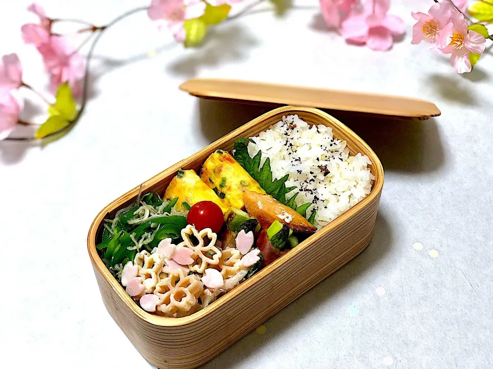 Snapdishの料理写真:春のお弁当🌸桜パスタサラダに散り始めた桜の花びらも散らしてみた🌸🌸🌸|もみじさん