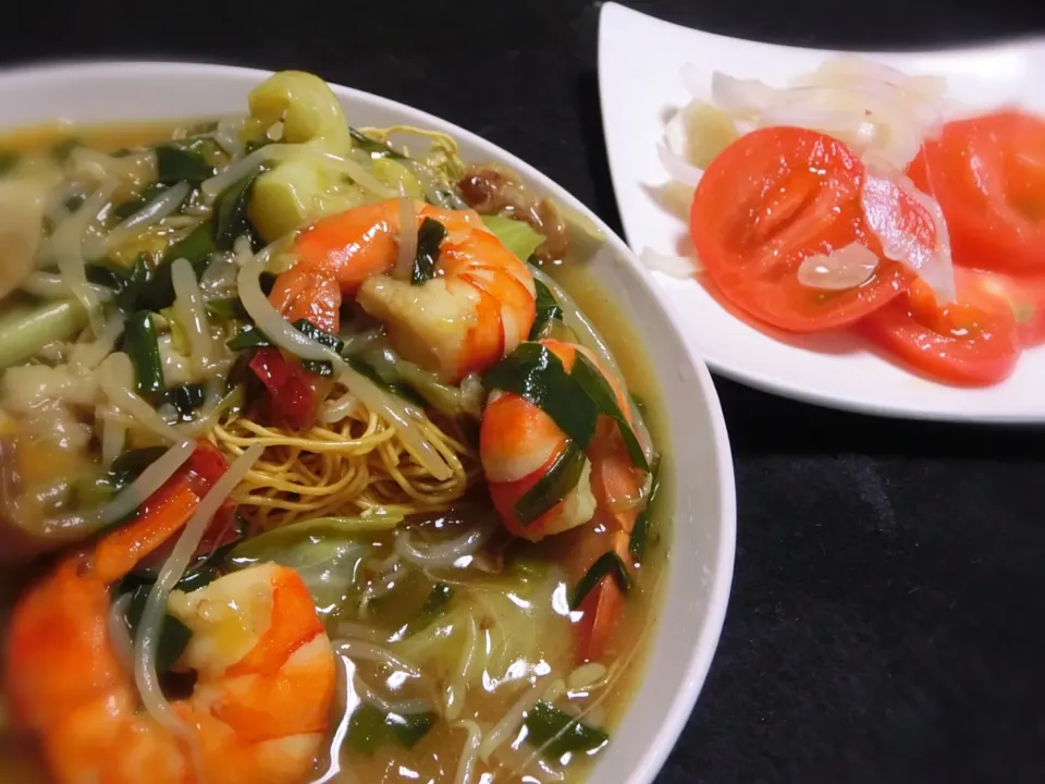 皿うどん  エビ🦐入り
皿うどんにエビ入れて、もったいない
エビチリ用に買ってあったのに
1人前完食🙌🏻🙌🏻😂😍👍🏻🥢

新タマネギとトマトの🍅マリネ|Hiroshi  Kimuraさん