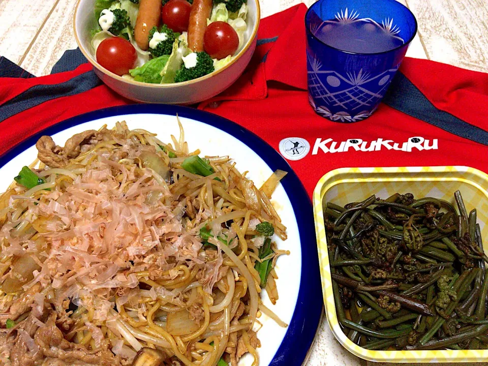 Snapdishの料理写真:今日の男飯(￣∀￣)テニスを楽しむ前の食事バージョン！具沢山(冷蔵庫の整理)お好み焼き味焼きそばとワラビとサラダ🥗♫|ひーちゃんさん