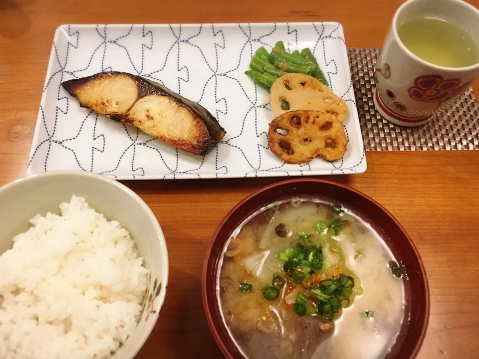 Snapdishの料理写真:4/3 夕飯♪ 焼き魚（シルバー） インゲン甘味噌和え 蓮根ニンニク醤油揚げ 豚汁|ikukoさん