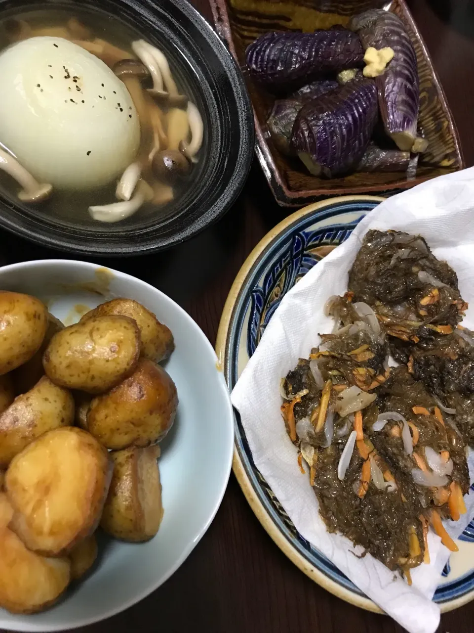 4月3日晩ご飯。もずく天ぷら、新じゃがの甘辛煮、ナスの煮浸し、新玉ねぎスープ。|あやさん