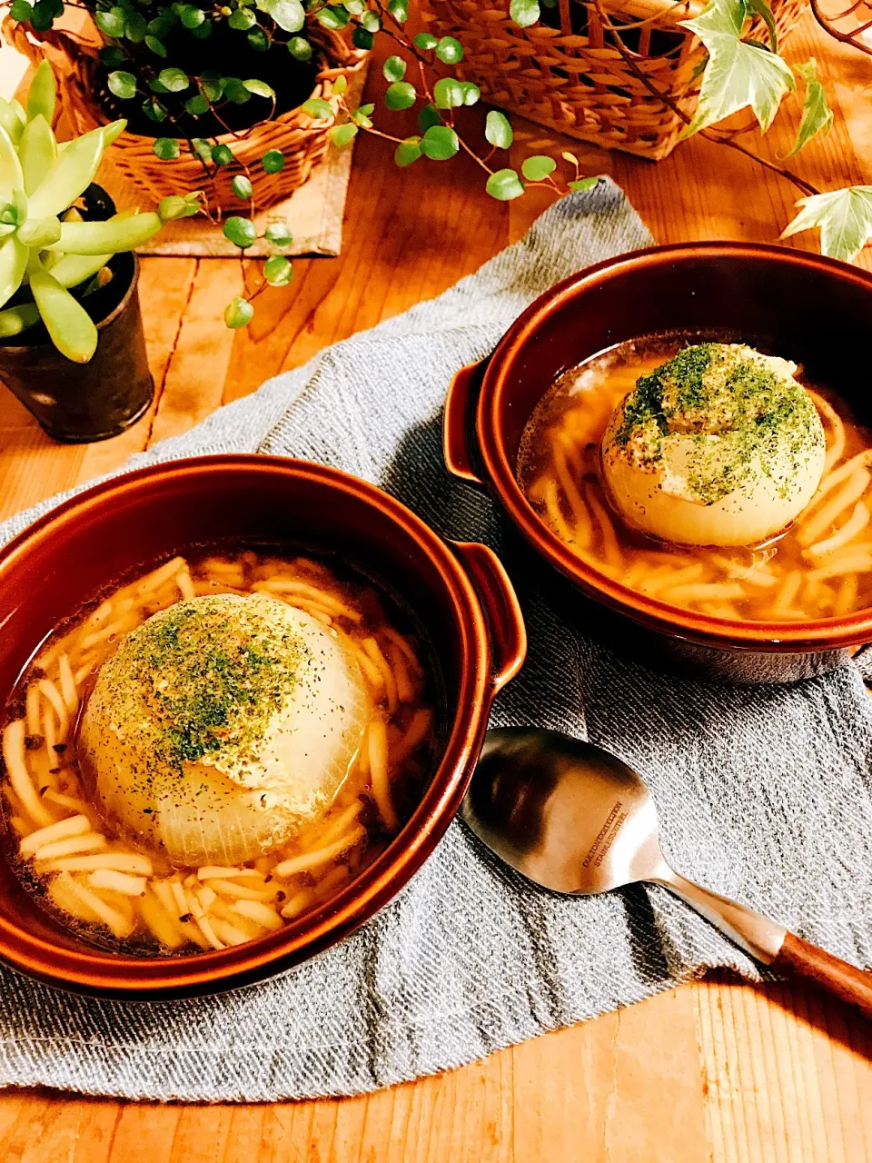 Snapdishの料理写真:ちゃーさんの料理 (ᵔᴥᵔ)新玉ねぎのひき肉詰めレンジ蒸し💪|Mariruさん