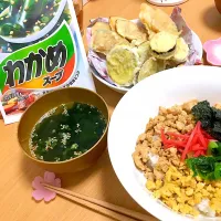 🍴そぼろ丼
🍴南瓜 さつま芋 茄子 の天ぷら
🍴わかめスープ|おがつんさん