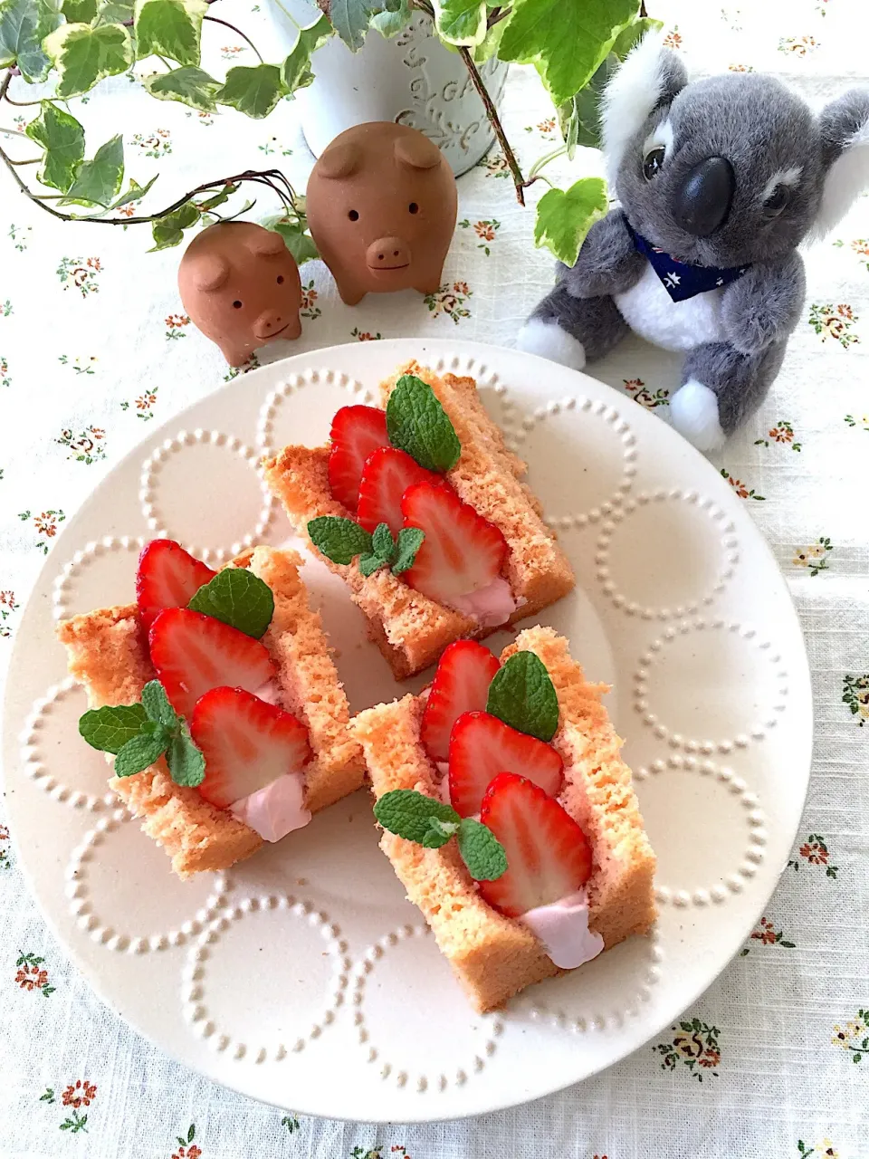 Snapdishの料理写真:苺シフォンケーキ🍓|むーさん