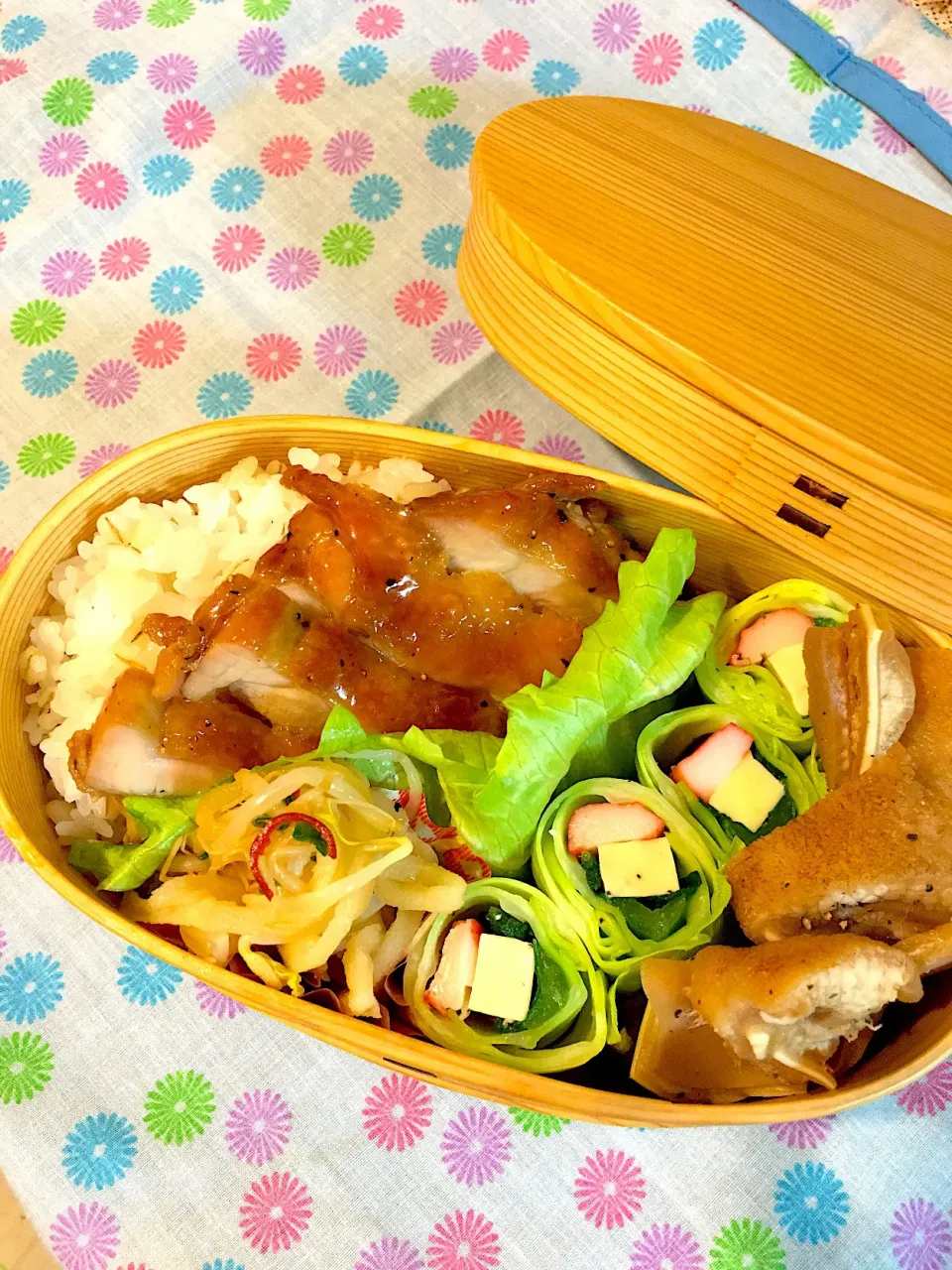 4/4  今日のお弁当
・鶏の照り焼き
・カニカマとチーズのキャベツ巻き
・もやしの酢の物
・豚耳の醤油煮|かっぴーさん