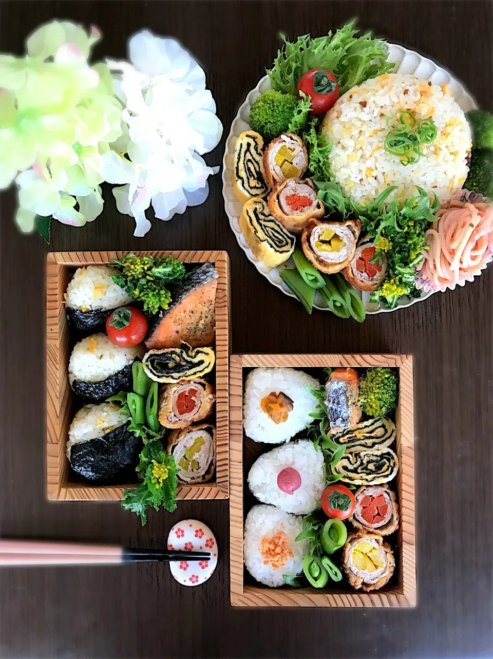 Snapdishの料理写真:おにぎり弁当🌸ネギ香る焼き飯|さえちゃんさん