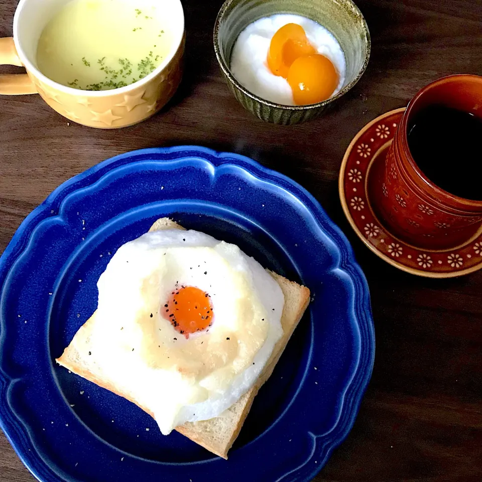 Snapdishの料理写真:朝ご飯〜フワフワ目玉トースト🍳|perfuさん