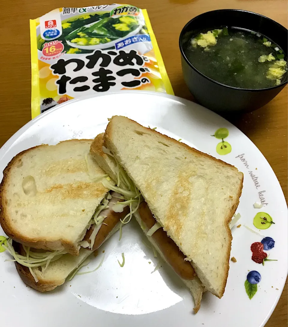 簡単ホットドッグとわかめスープ|たまきさん