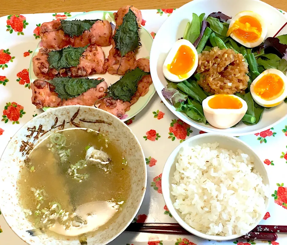 ハタハタの煮付け 大葉味噌のせ磯部揚げ桜味 半熟卵とホットサラダ🥗 飴色玉ねぎ粒マスタードドレッシング 麦ごはん🍚🥢😋|yumyum😋さん