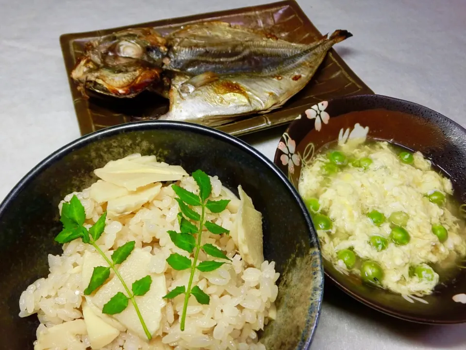 タケノコご飯
お父さん茶碗に一杯😋🍚🥢👍🏻

鯵の干物
生まれて初めて食べた😋

えんどう豆の玉子とじ
春を食べた、旬の野菜|Hiroshi  Kimuraさん