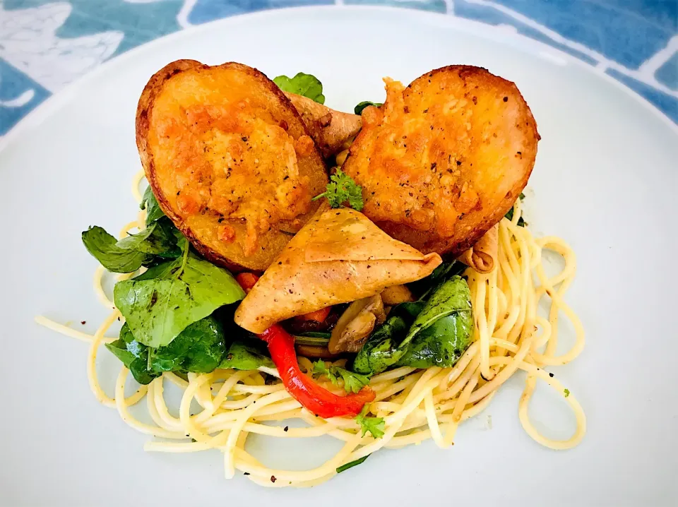 Veggies and rocket on a bed of spaghetti with baked cheese potato wafers and samosas.
#veggies #potato #rocket #spaghetti #samosas #vegetarian #lunch #yum|Sergio Lacuevaさん