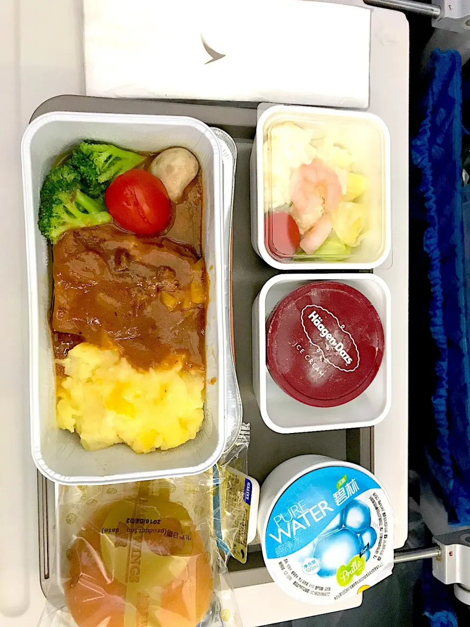 Duck breast with mashed potatoes, ice cream, salad with prawns, bread|Sky Blueさん