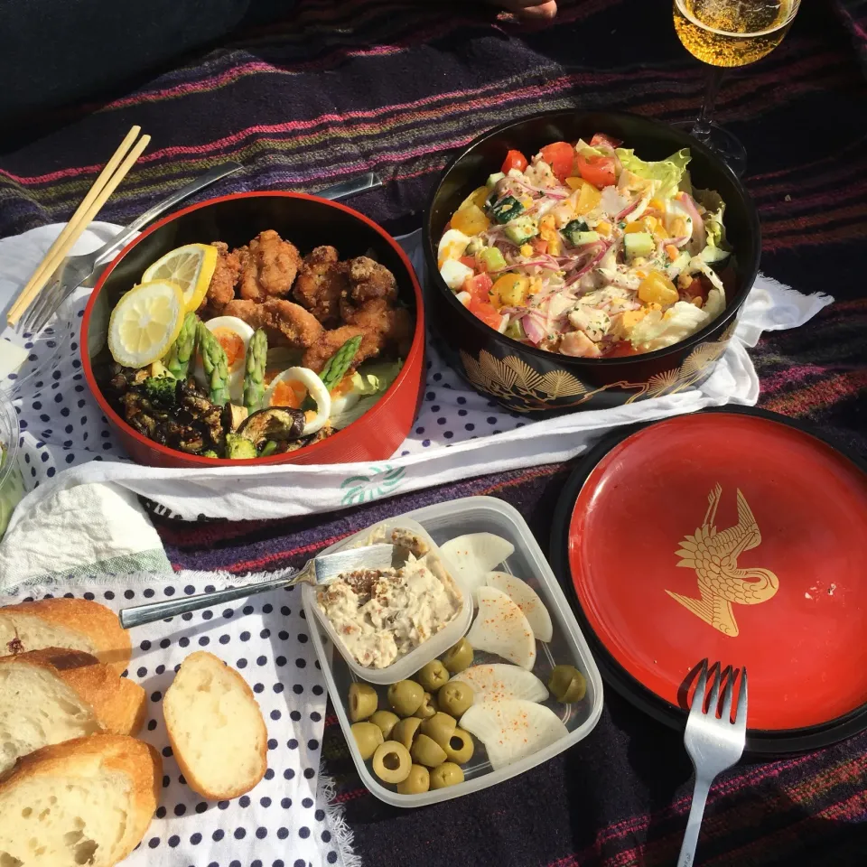 春の宴🌸サラダ🥗弁当。唐揚げ付き！|ヲルカさん