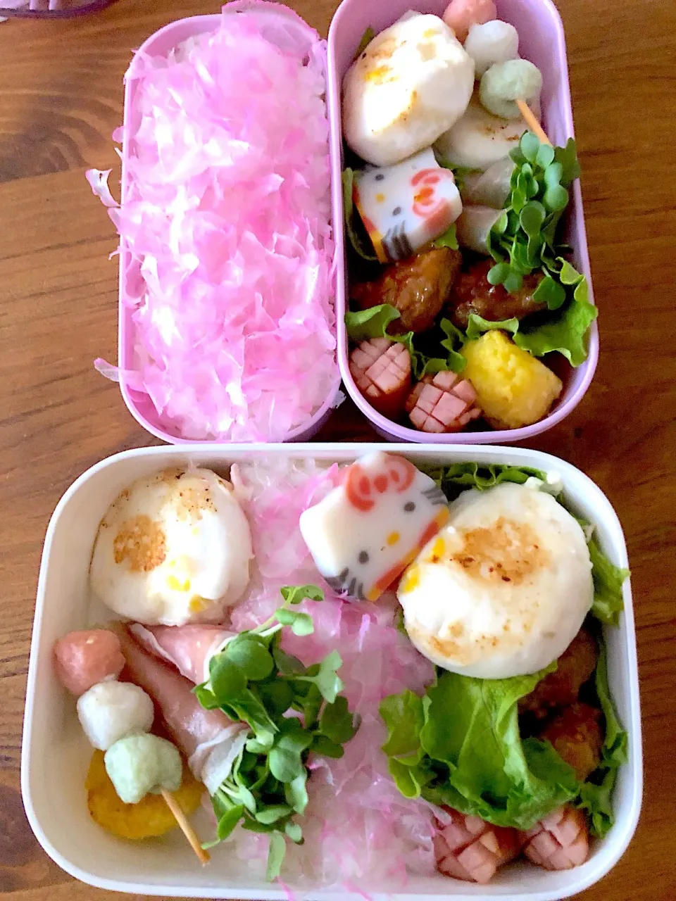 Snapdishの料理写真:インスタント弁当！ご飯の上のピンクは、削りかまぼこです、|Lindaさん