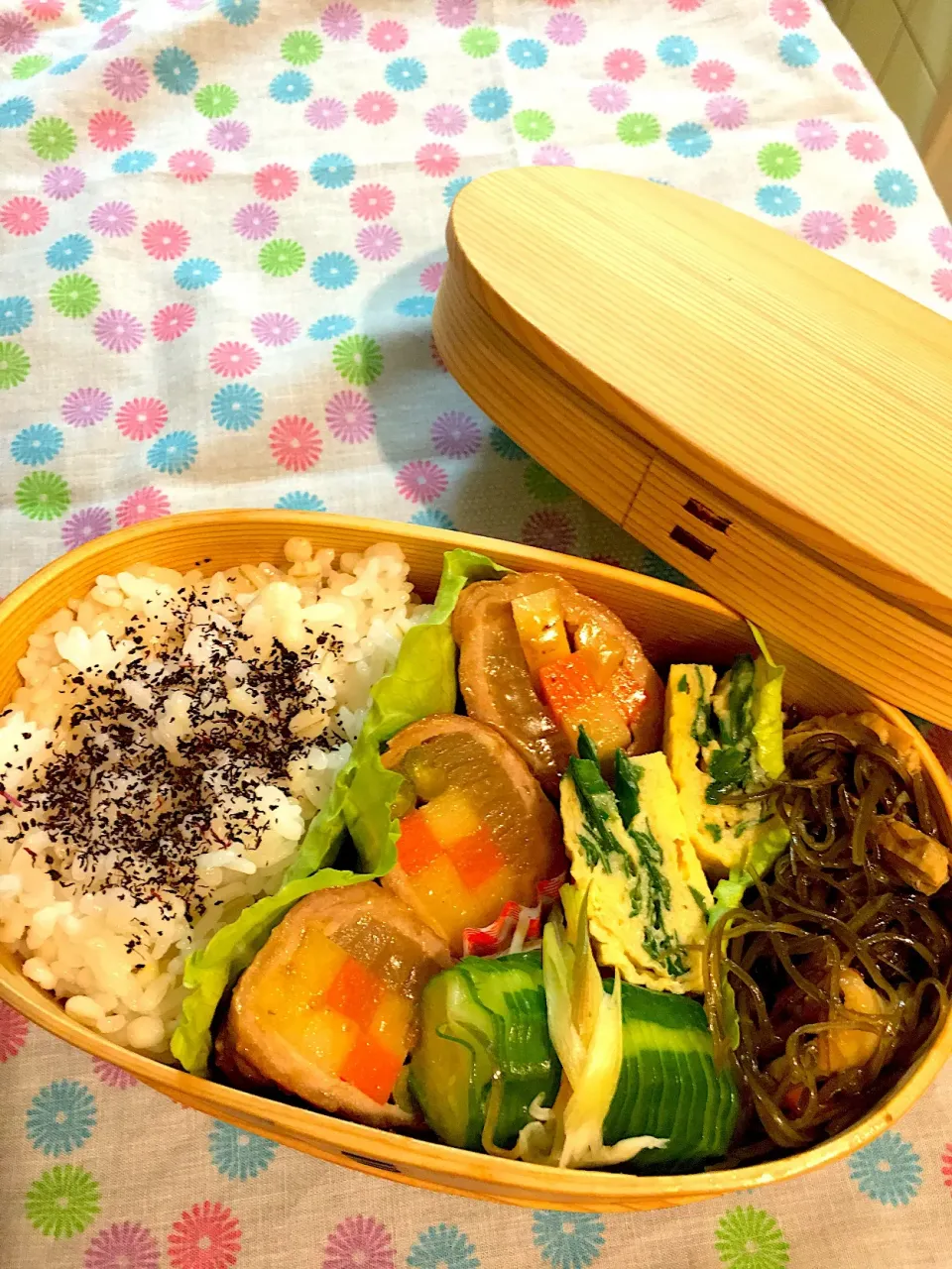 4/5  今日のお弁当
・肉じゃが巻き
・切り昆布の煮物
・ニラ入りの玉子焼き
・胡瓜と茗荷の酢の物
・いつもの麦ご飯に紫ふりかけ|かっぴーさん