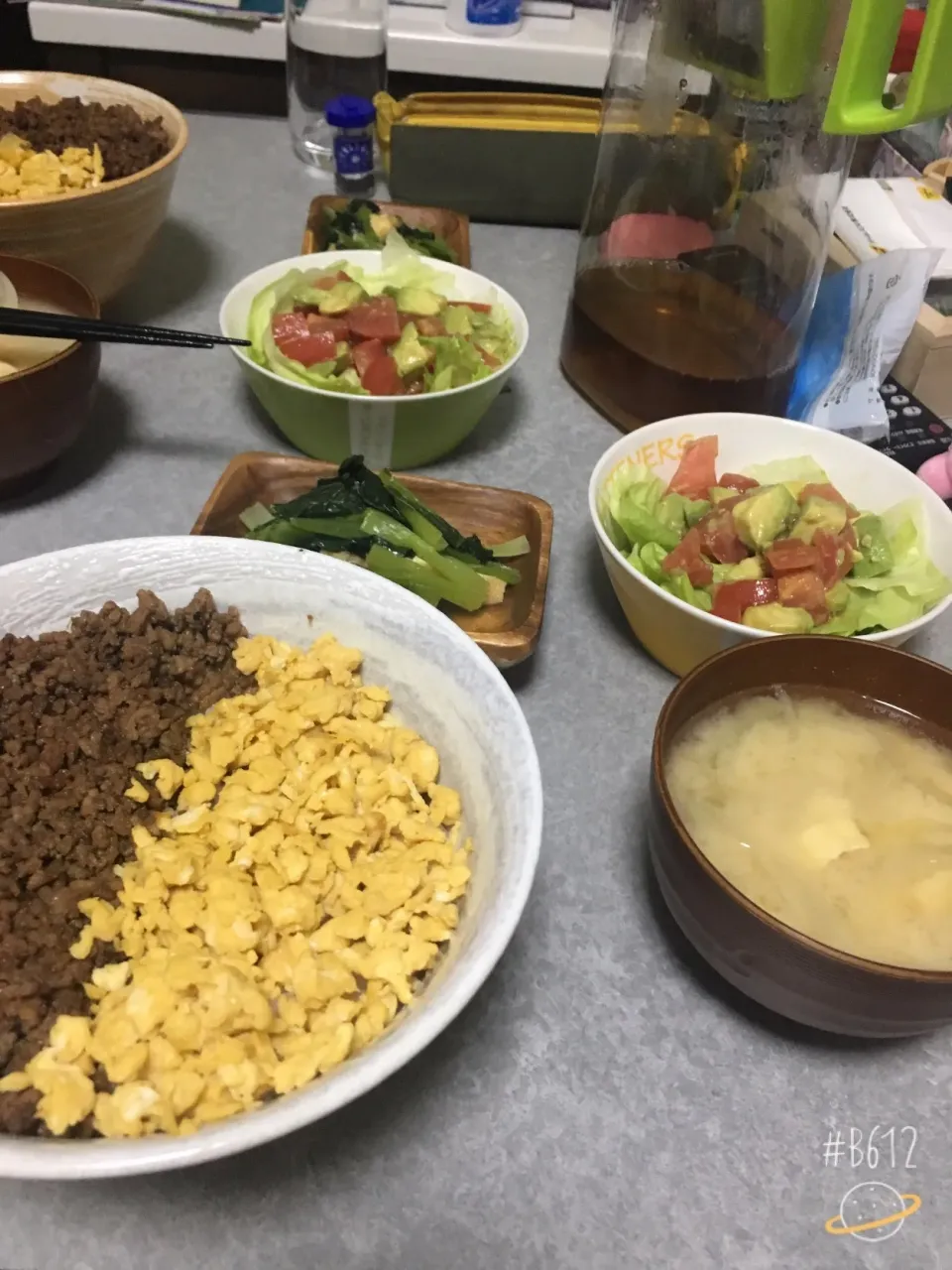 2色丼 小松菜のおひたし 味噌汁 トマトとアボカドのサラダ|Kahoch!nさん