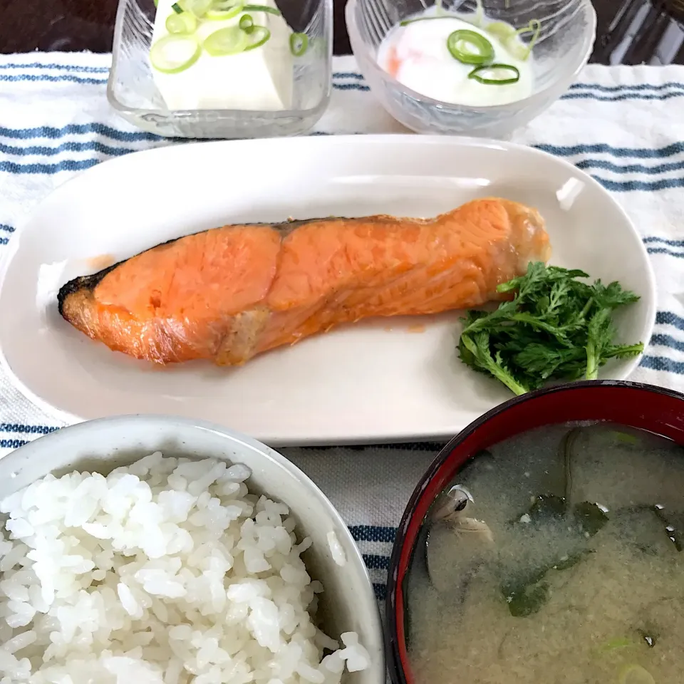 Snapdishの料理写真:焼鮭、温泉卵、春菊のお浸し、奴、シジミとワカメのお味噌汁|純さん