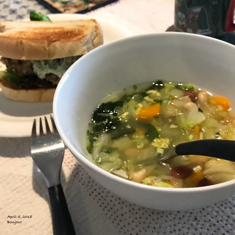 Snapdishの料理写真:野菜と豆の卵🥚わかめスープ🥣とミートボールチーズ🧀ソースのサンドウィッチ🥪|yasuko murakamiさん