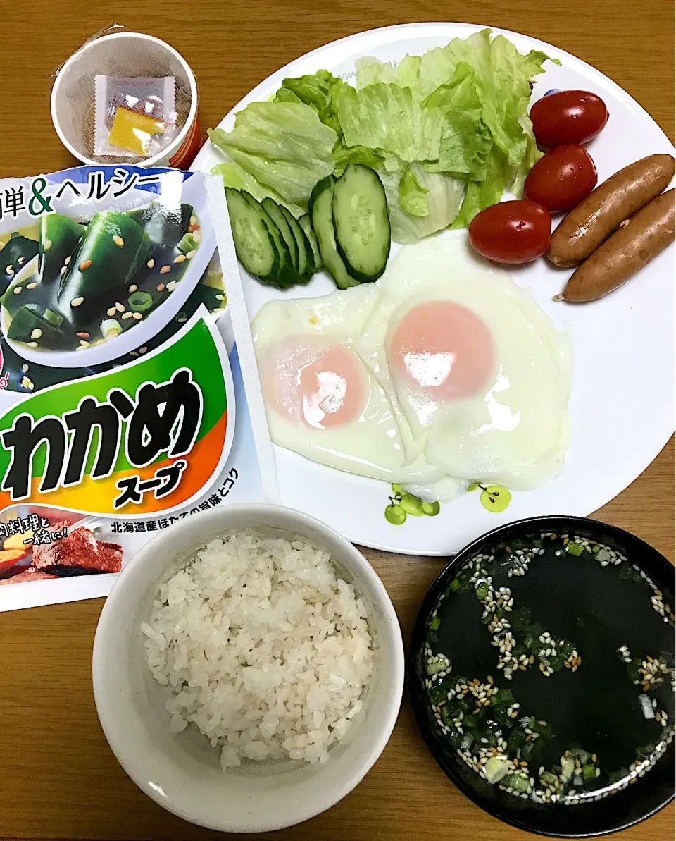 朝食のような昼食とわかめスープ|たまきさん