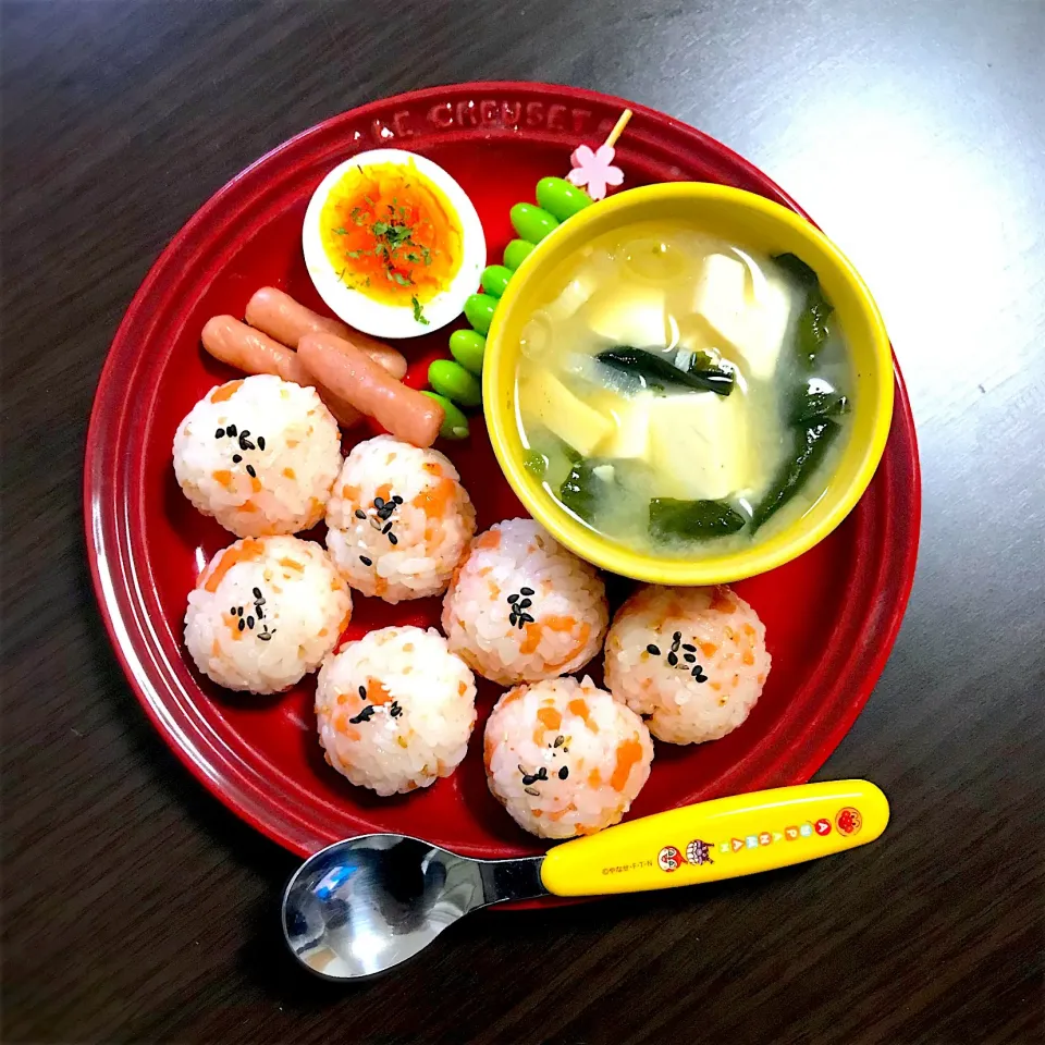 4/4❁息子 朝ごはん☀️
鮭胡麻おにぎりボール
豆腐わかめの味噌汁
枝豆
ゆでたまご🥚
ポークビッツ
．
追加:みかんヨーグルト🍊|つんさん