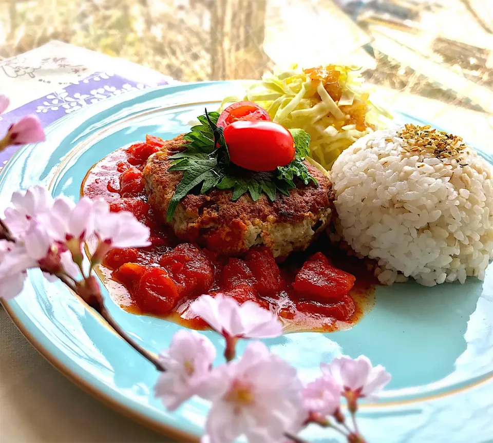 Snapdishの料理写真:昼ごはん ☆Yumi☆さんの簡単 レンジでtomato  sauce～🎵で、トマトソースハンバーグプレート|砂雪さん