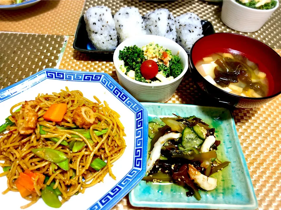 Snapdishの料理写真:🔸焼きそば
🔸わかめと胡瓜の酢物
🔸ブロッコリー🥦サラダ
🔸豆腐とワカメのお味噌汁
🔸ワカメ入りおにぎり|ティーナさん