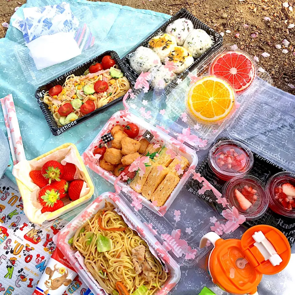 姉と娘と大阪城でお花見をしました🌸
持ち寄りお弁当🌸|おがつんさん