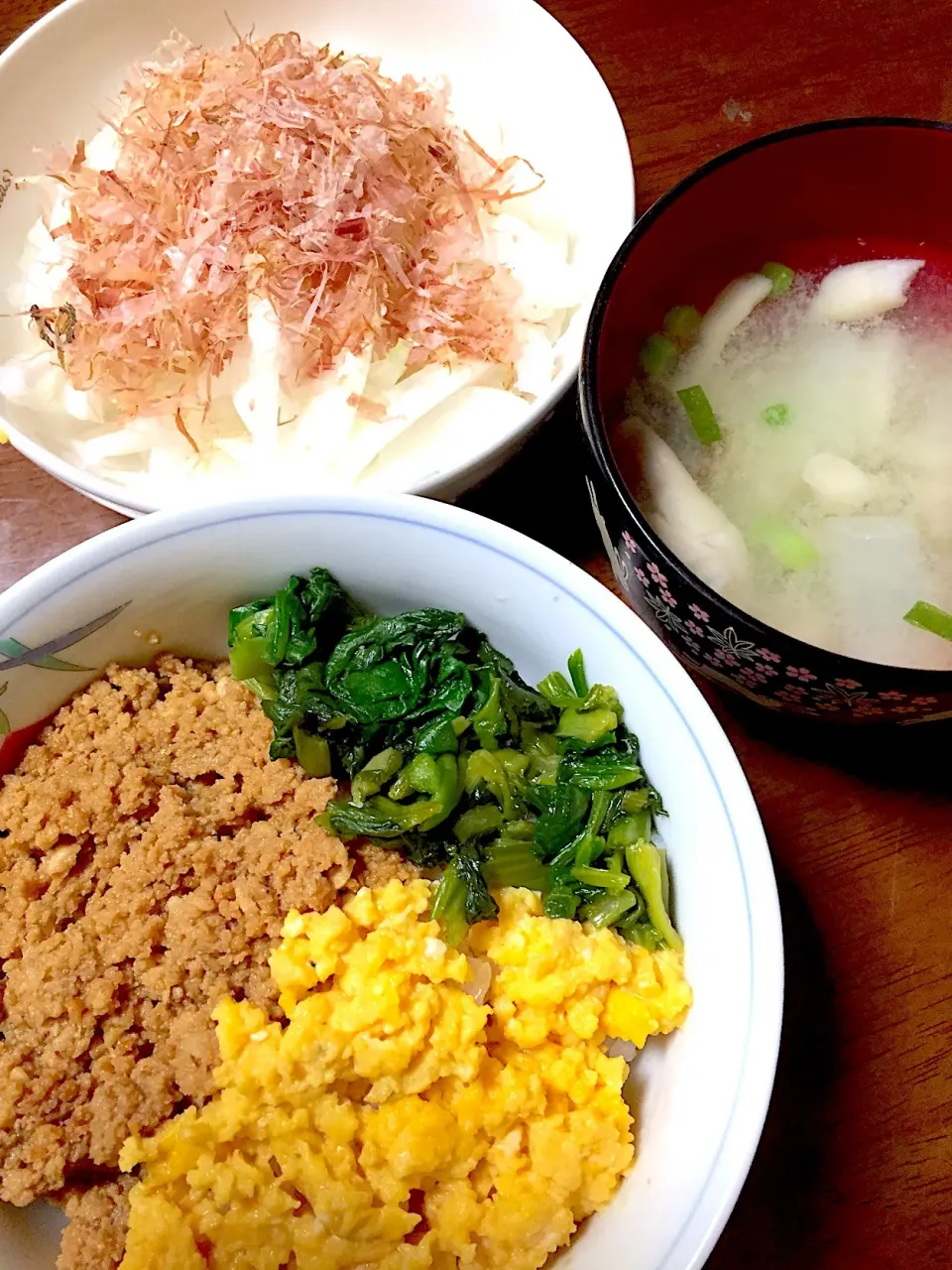 味噌味鶏そぼろの三色丼   味噌汁    新玉葱のおかか和え|掛谷節子さん