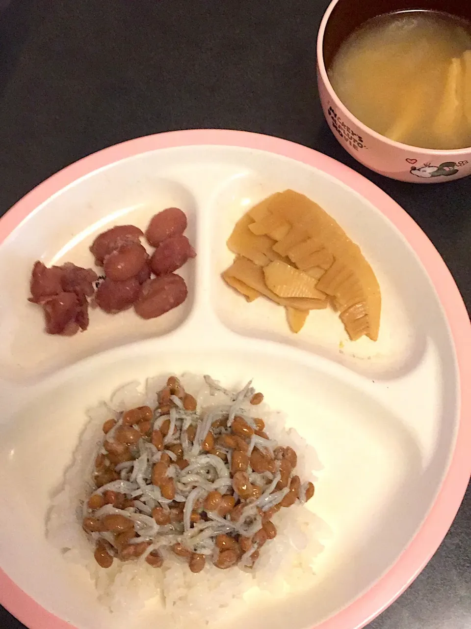 幼児食 夜
・しらす納豆ごはん
・たけのこの煮物
・うずら豆
・大根と油揚げのお味噌汁
・メロン|ぺろたんさん